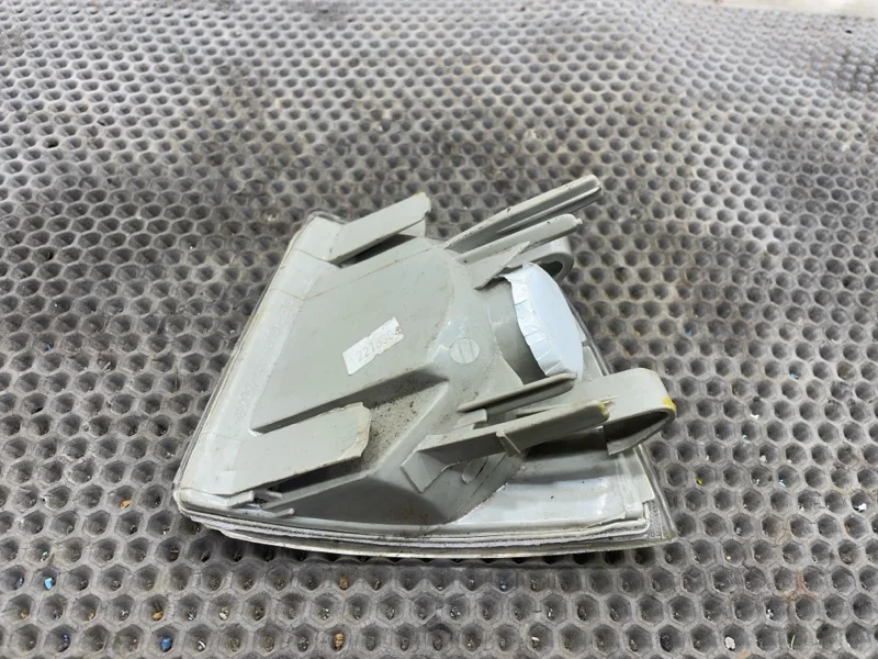 Поворотник правый Audi 100 C4 СЕДАН AAR 1993 - миниатюра 4