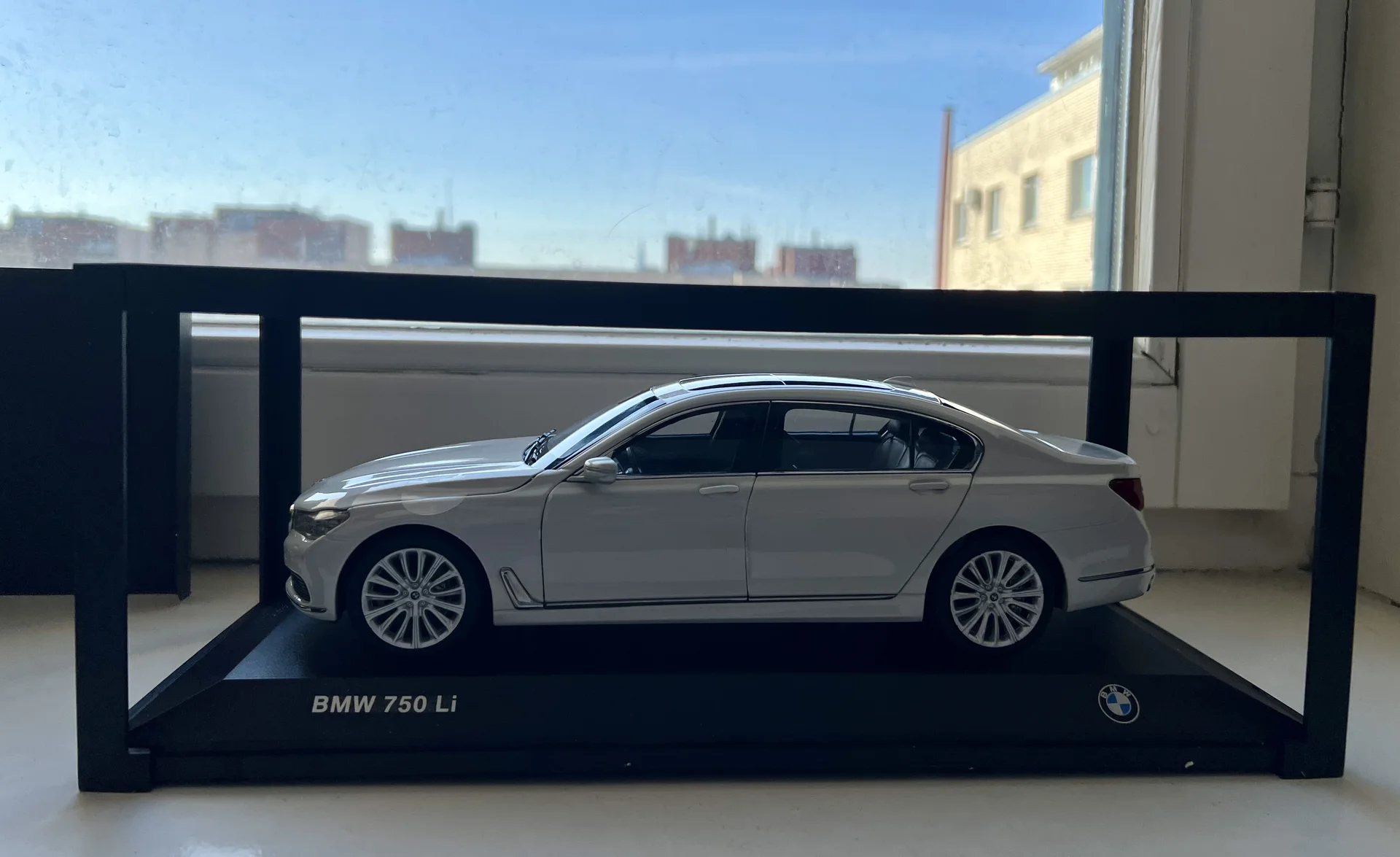 Paragon 1:18 BMW 750Li G12 - миниатюра 4
