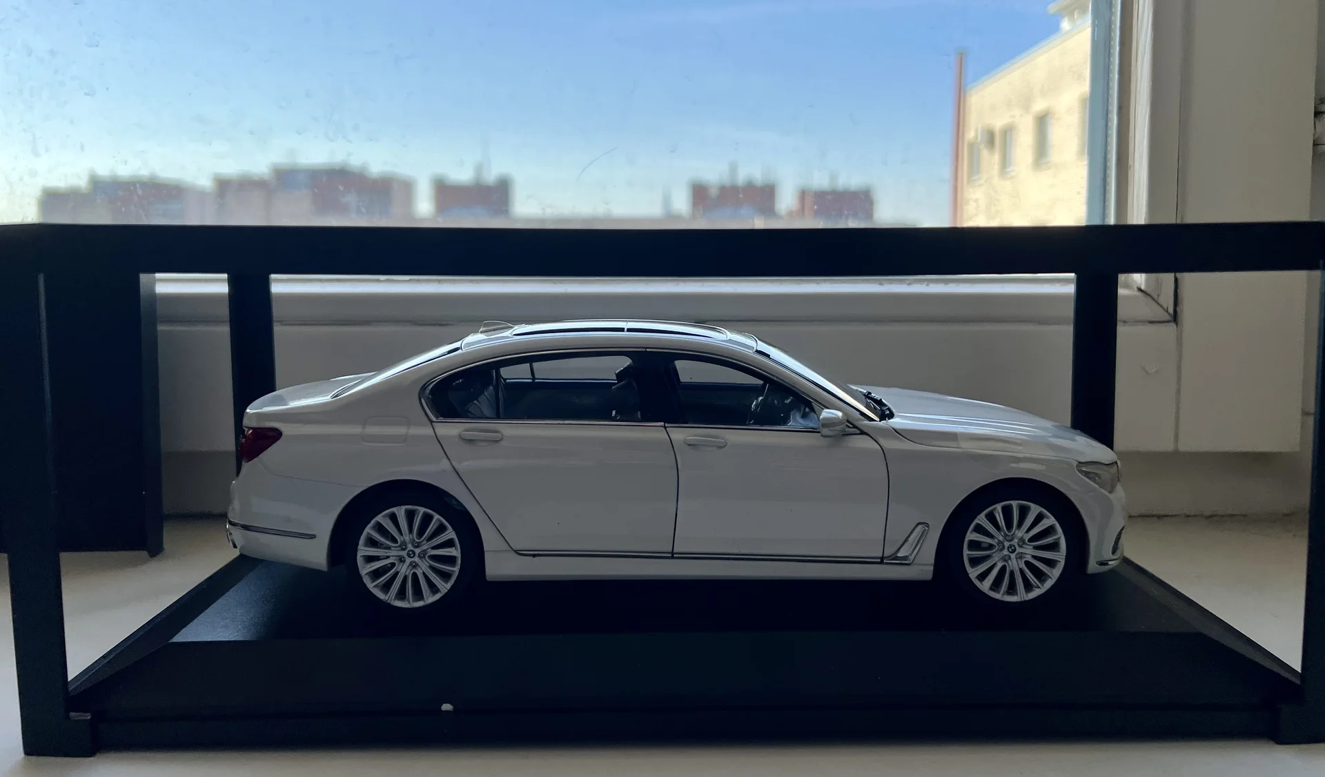 Paragon 1:18 BMW 750Li G12 - миниатюра 6