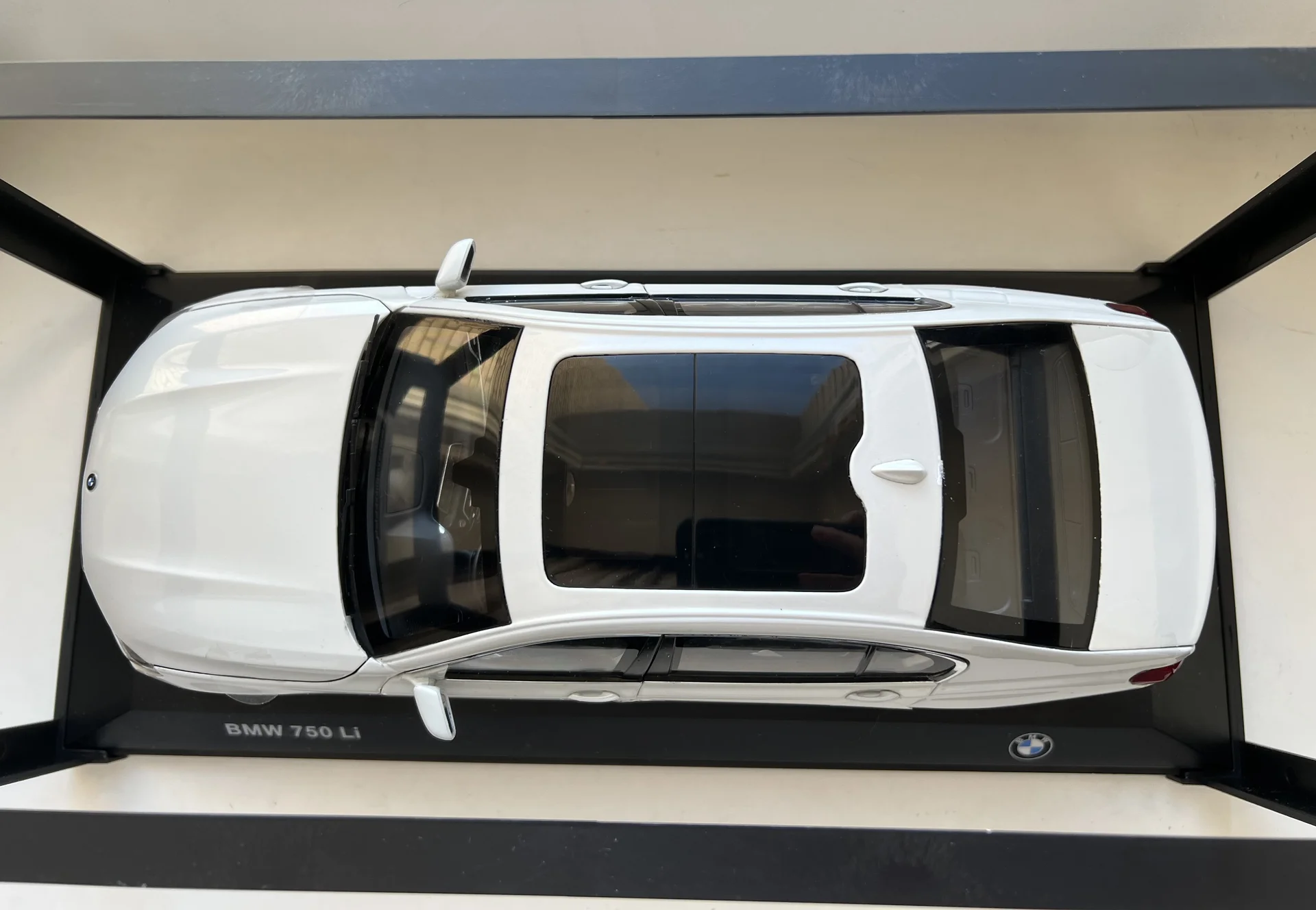 Paragon 1:18 BMW 750Li G12 - миниатюра 8