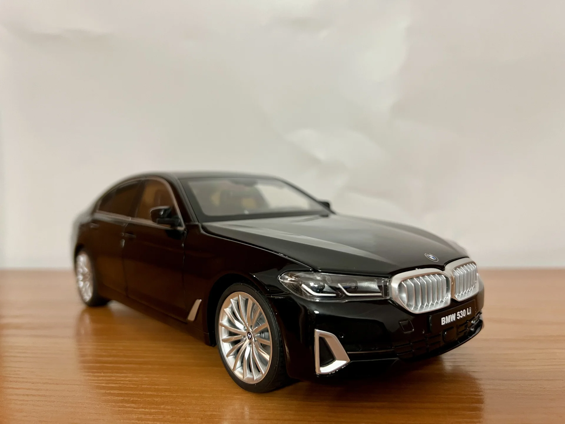 1:18 BMW 5 G30 - изображение 1