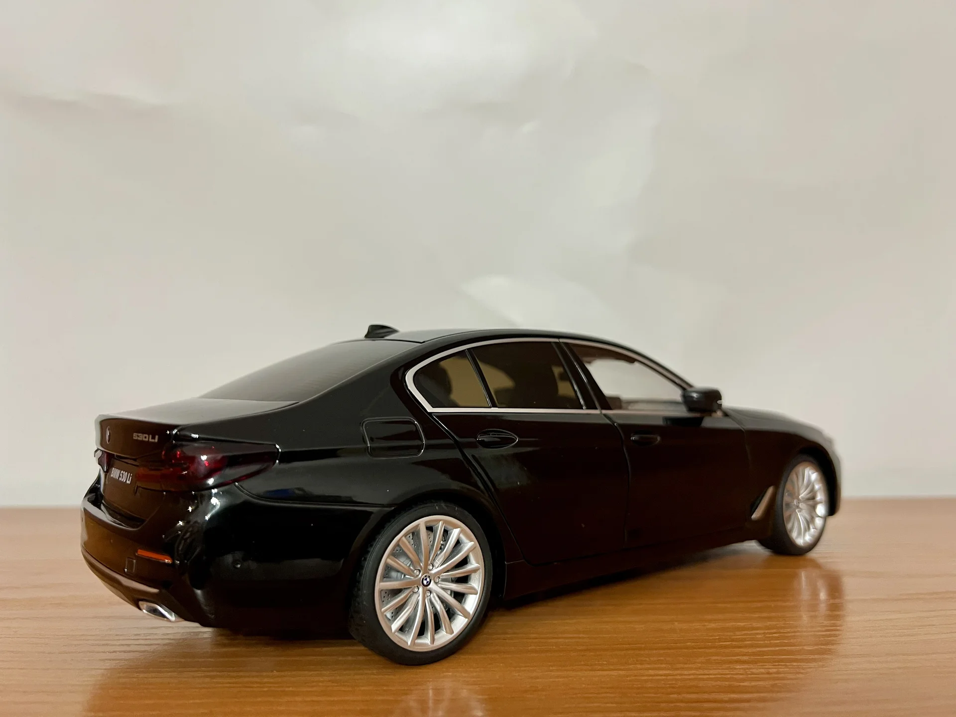 1:18 BMW 5 G30 - миниатюра 2