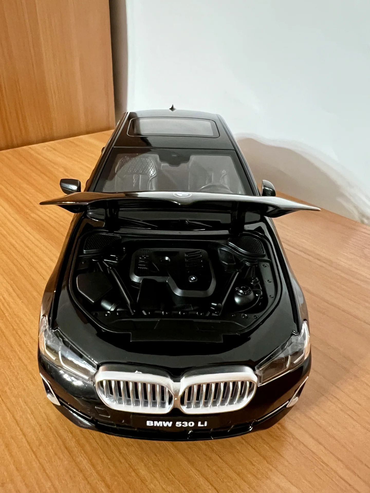 1:18 BMW 5 G30 - миниатюра 4
