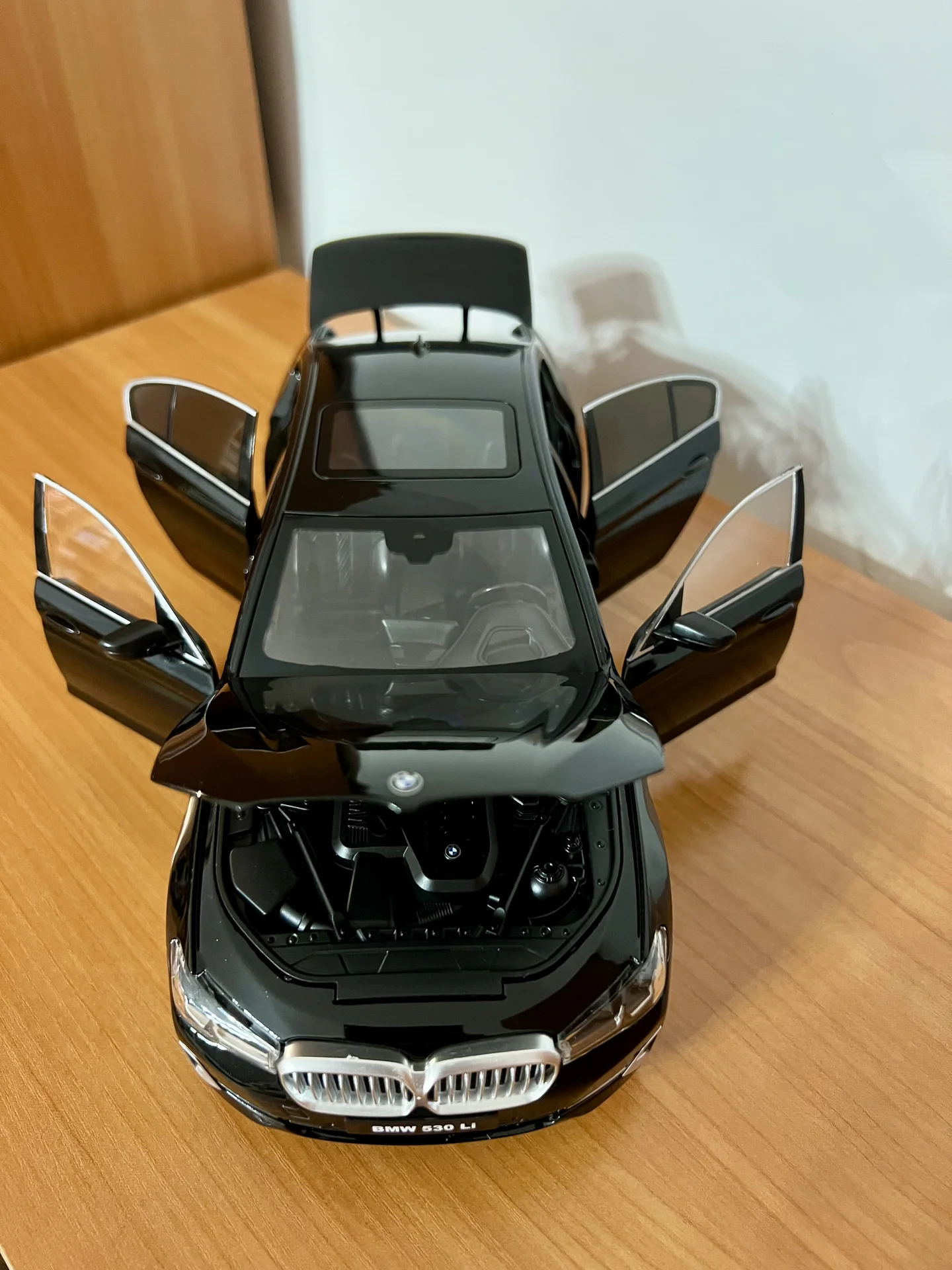 1:18 BMW 5 G30 - миниатюра 5