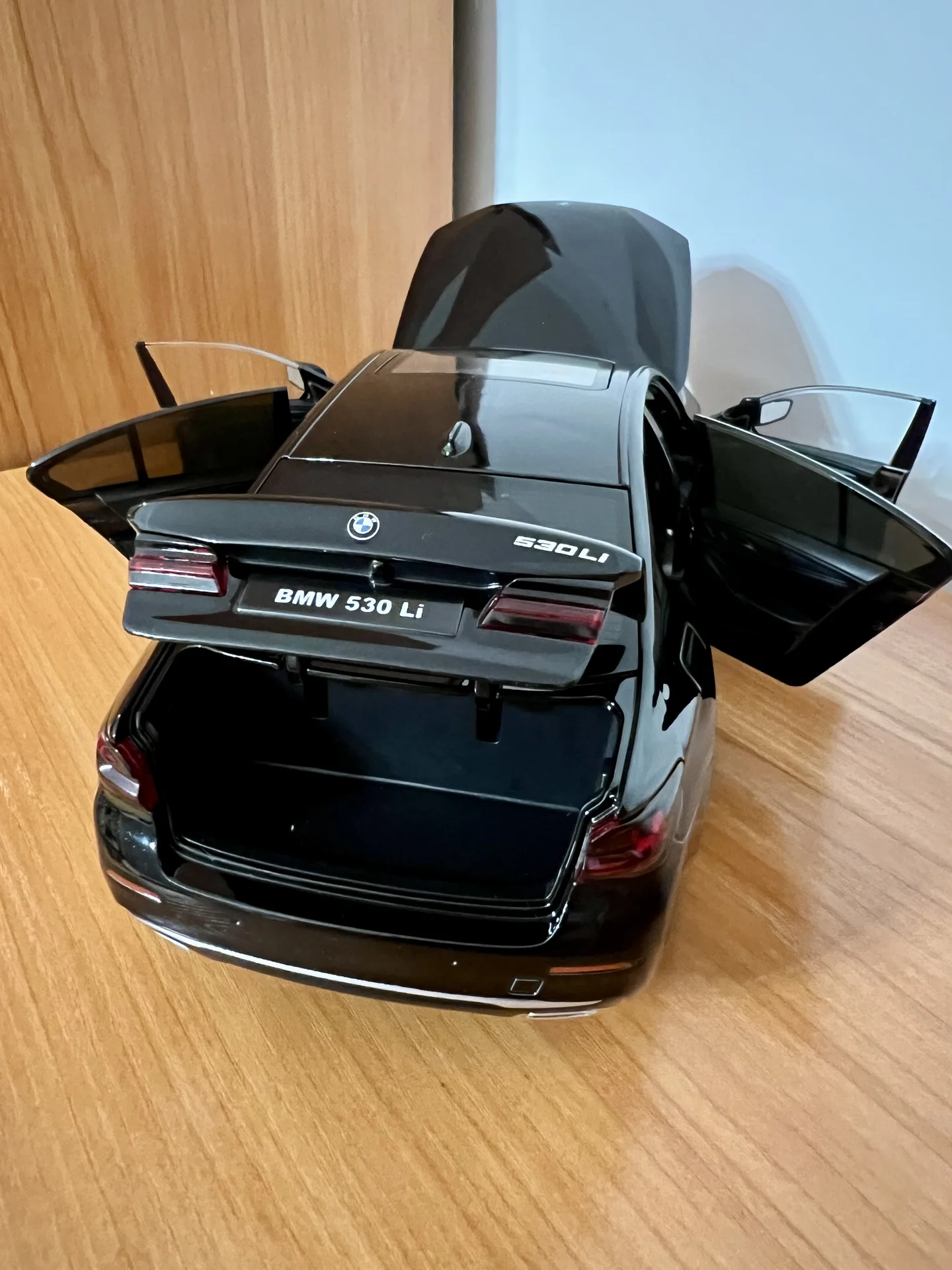 1:18 BMW 5 G30 - миниатюра 6