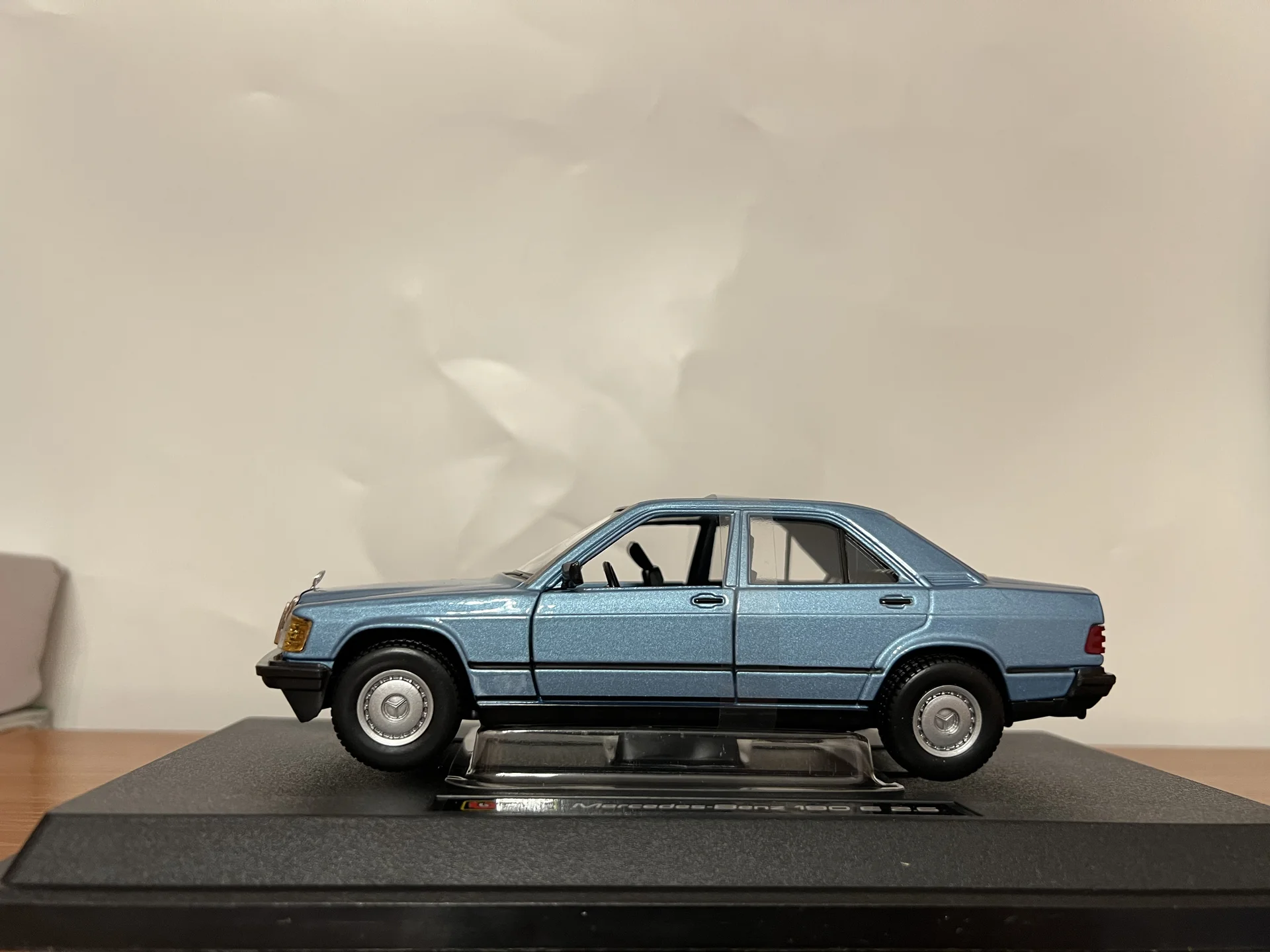 Bburago 1:24 Mercedes 190e - миниатюра 4