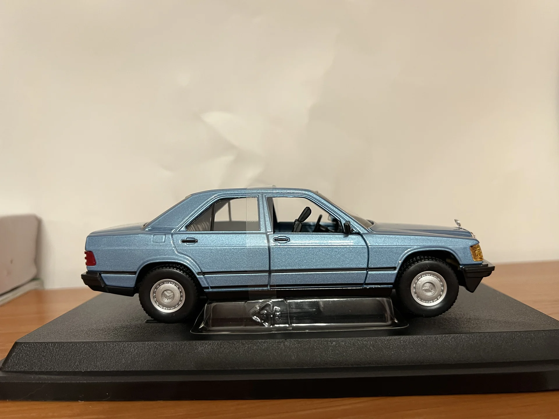 Bburago 1:24 Mercedes 190e - миниатюра 6