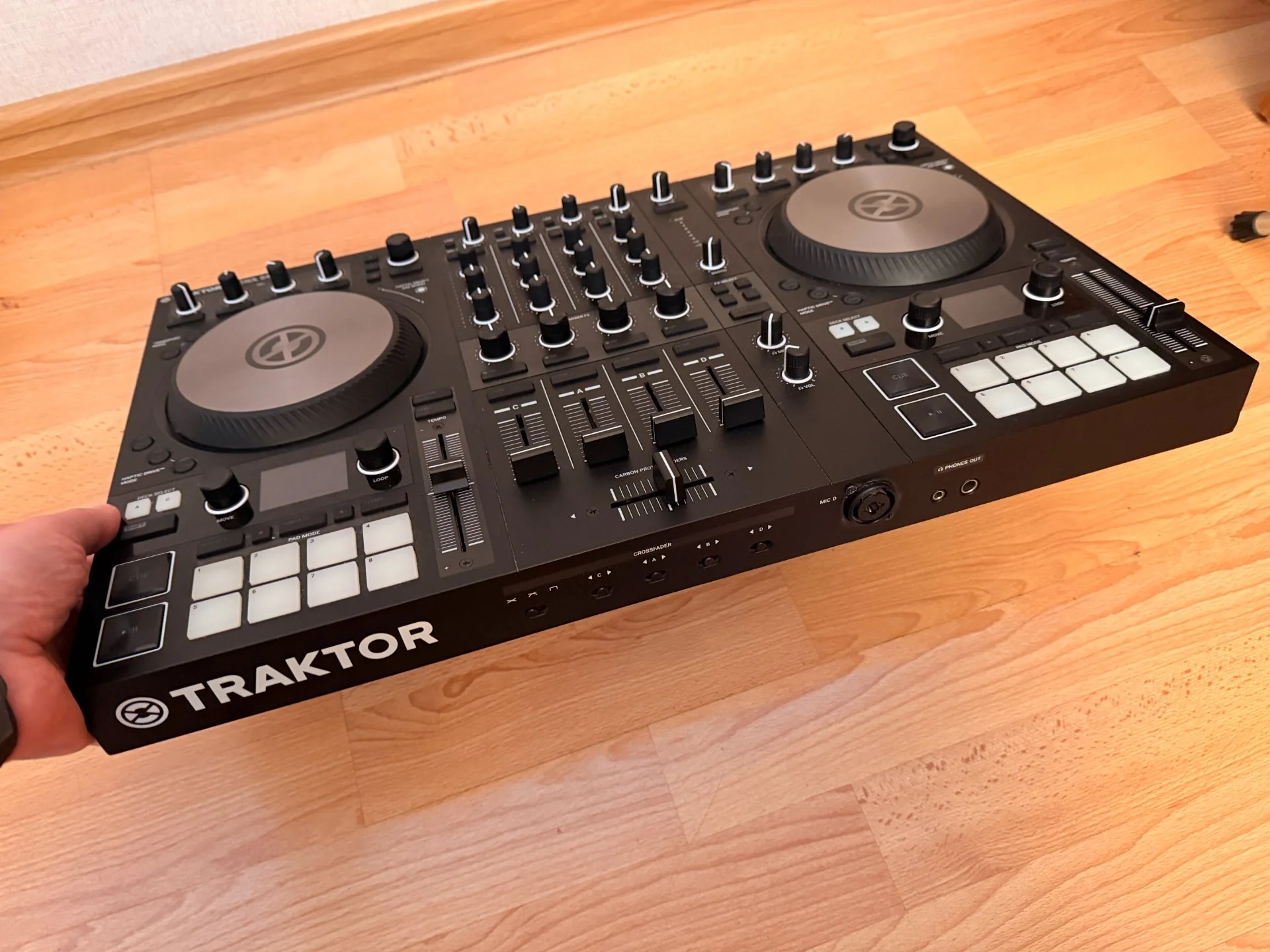 DJ контролер traktor S4 mk 3 - миниатюра 2