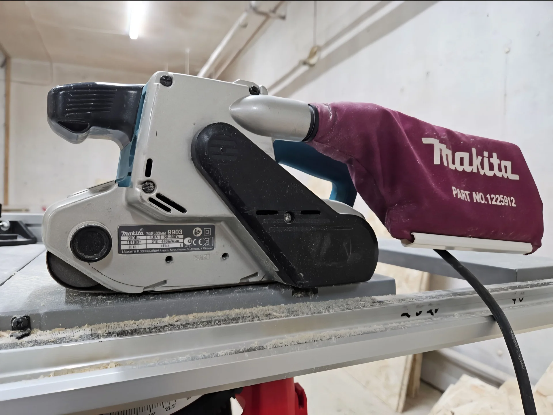 Ленточная шлифовальная машинка Makita 9903 - изображение 1