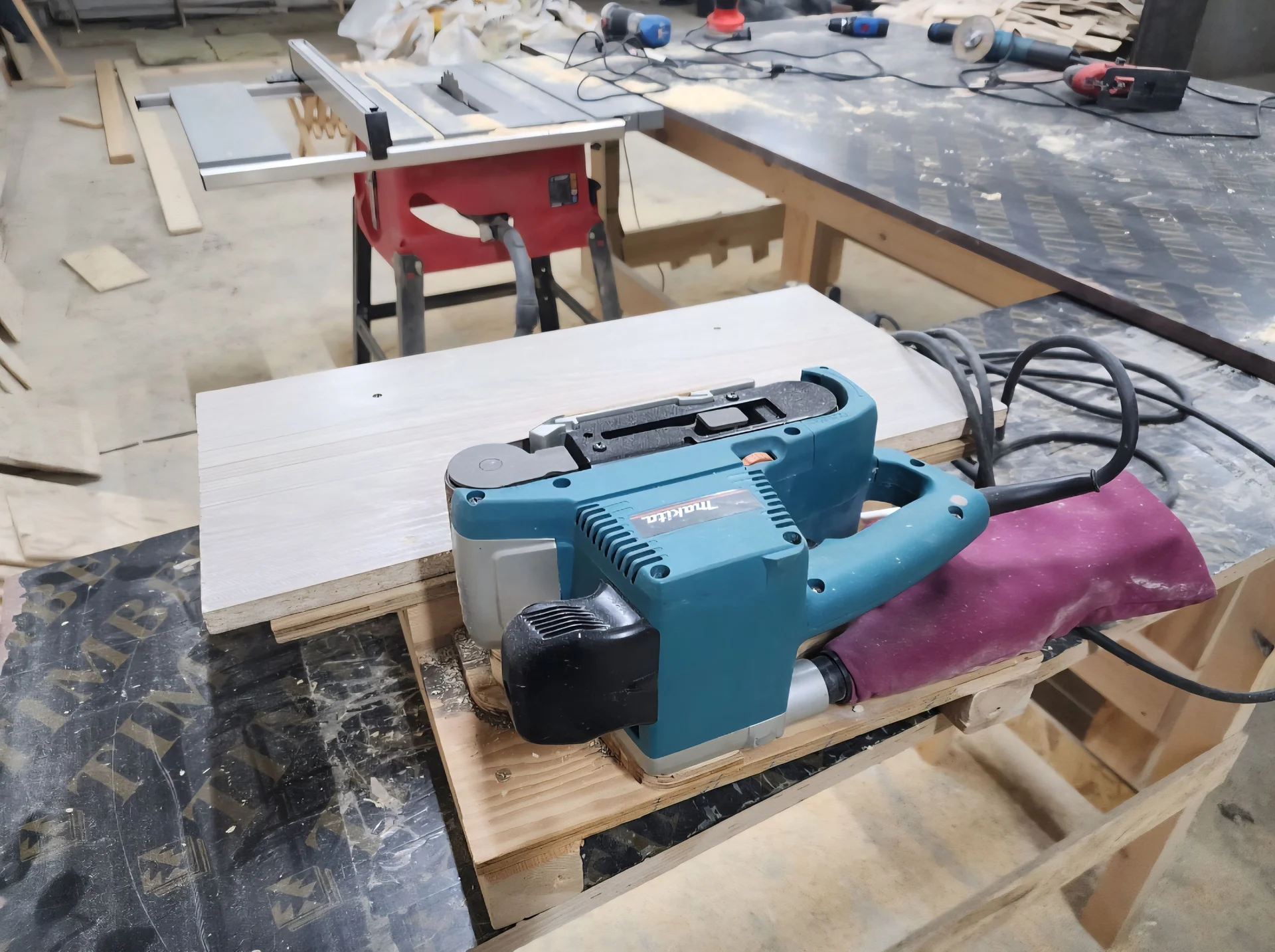 Ленточная шлифовальная машинка Makita 9903 - миниатюра 4