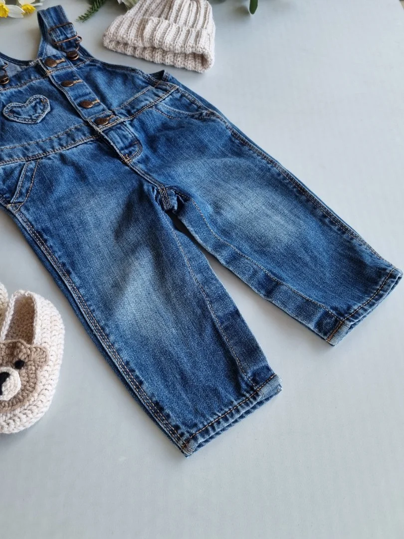 джинсовый комбинезон OshKosh B'gosh на девочку 9 мес - миниатюра 3