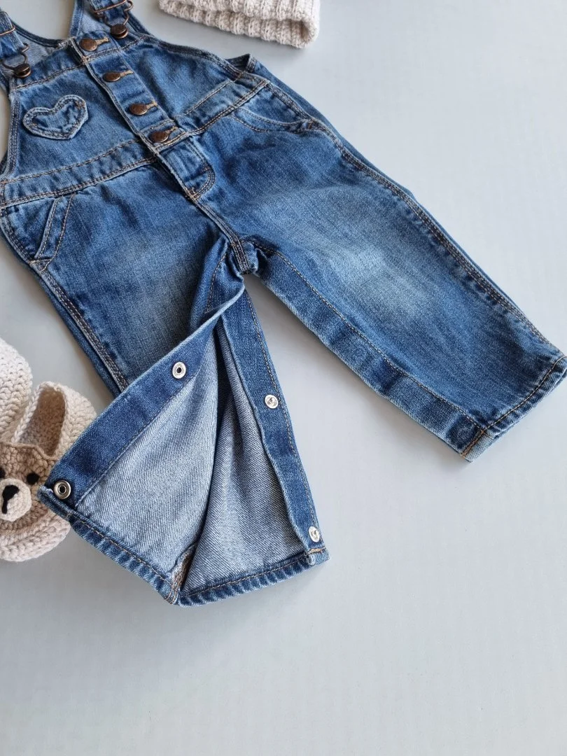 джинсовый комбинезон OshKosh B'gosh на девочку 9 мес - миниатюра 4