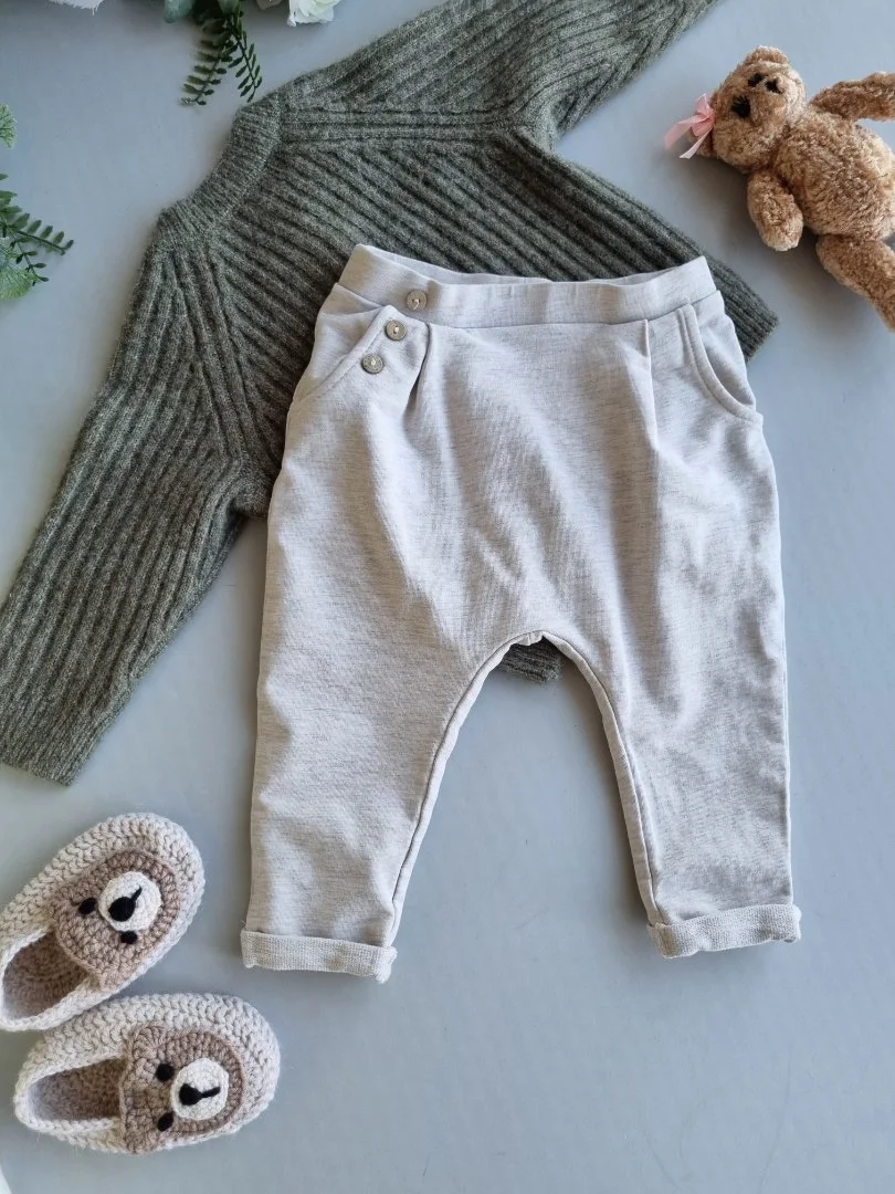 Zara штаны, 6-9 мес (74 см), трикотаж, кармашки, деревянные пуговицы - изображение 1