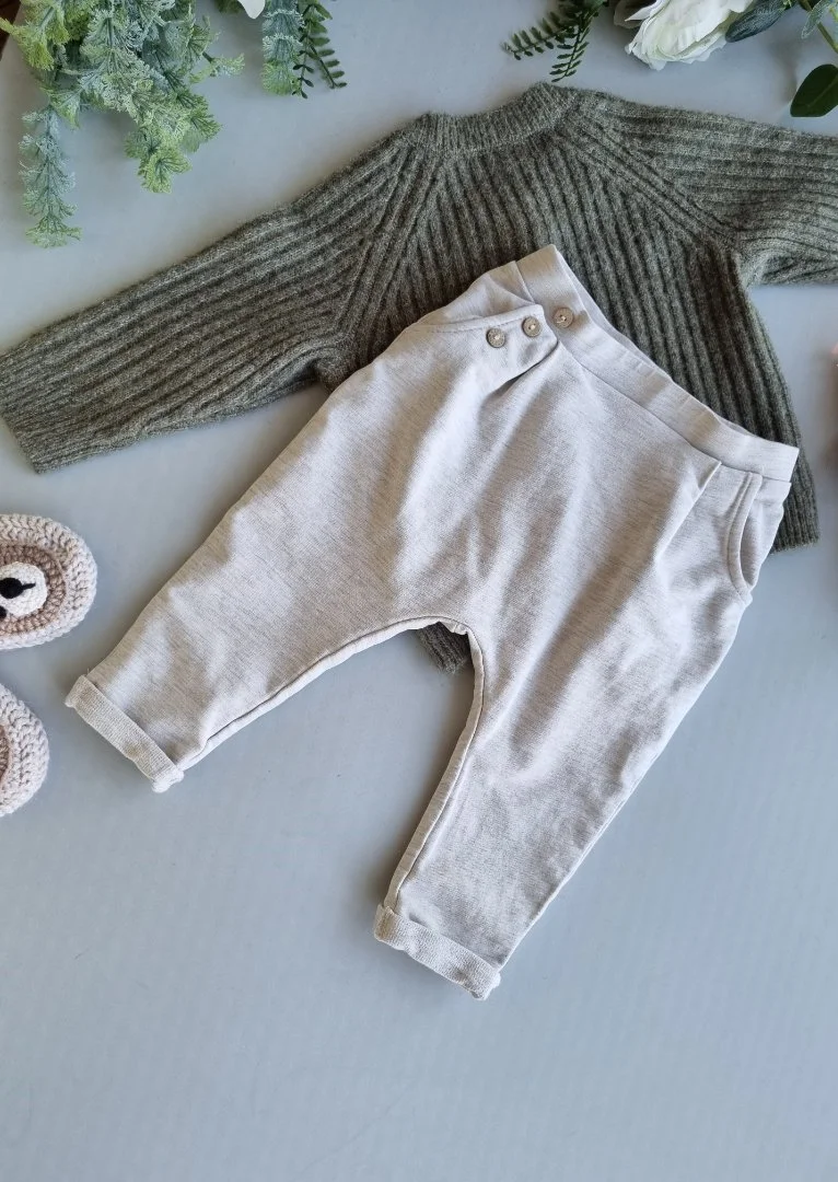 Zara штаны, 6-9 мес (74 см), трикотаж, кармашки, деревянные пуговицы - миниатюра 2