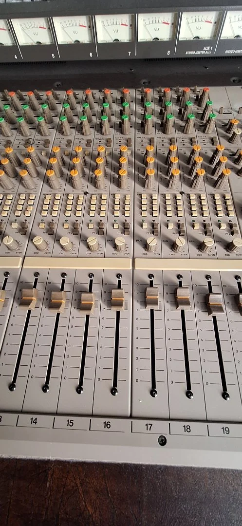 Микшерный пульт Tascam M-520 - миниатюра 2