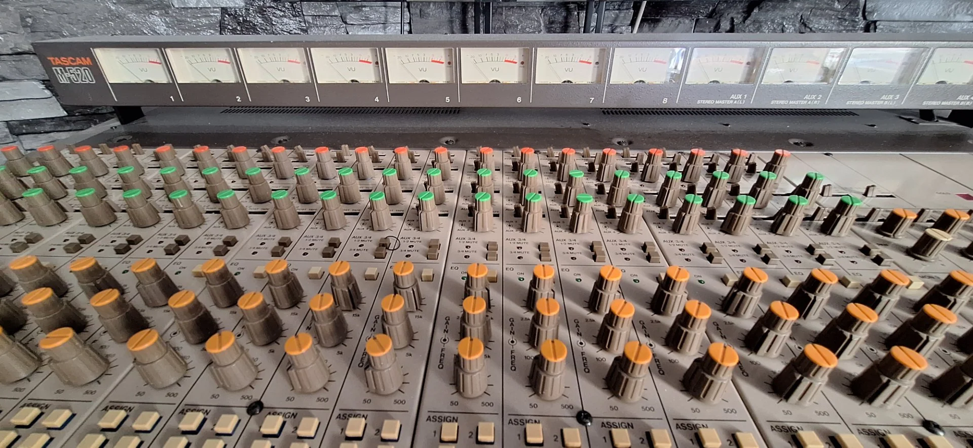 Микшерный пульт Tascam M-520 - миниатюра 3