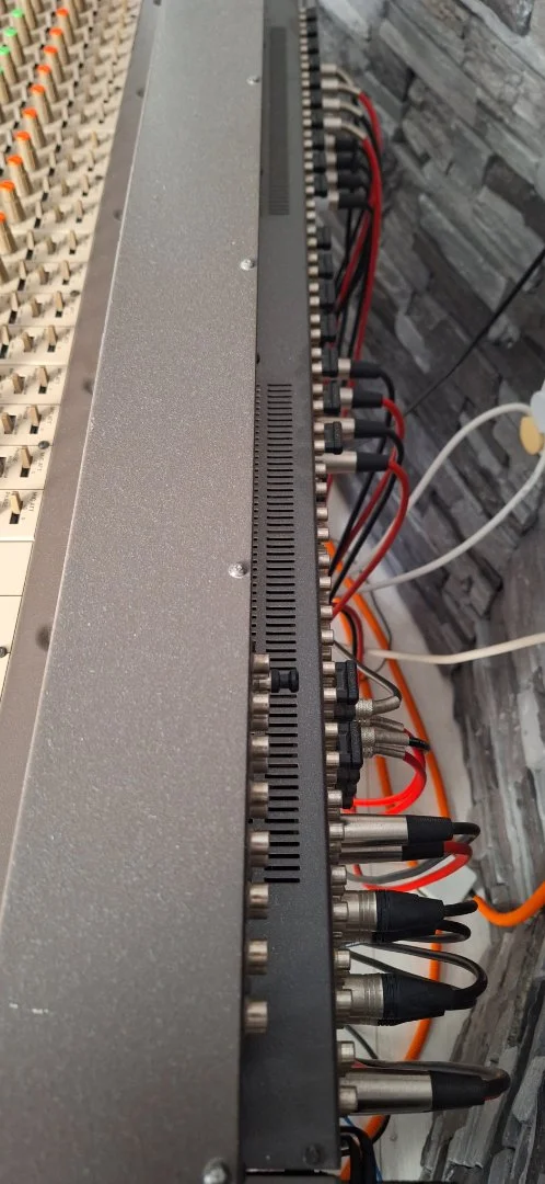 Микшерный пульт Tascam M-520 - миниатюра 6