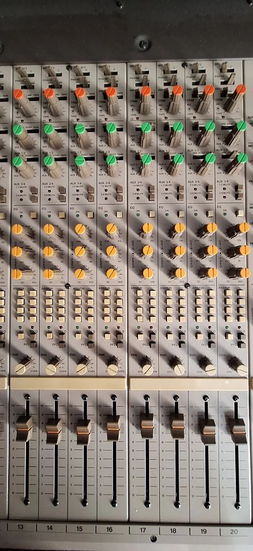 Микшерный пульт Tascam M-520 - миниатюра 7