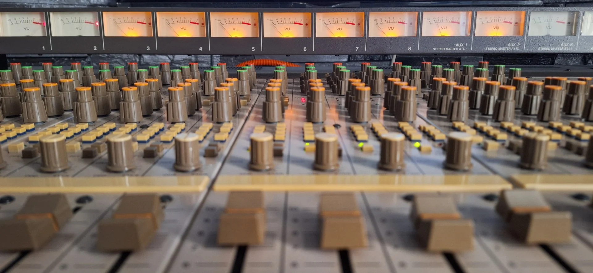 Микшерный пульт Tascam M-520 - миниатюра 8