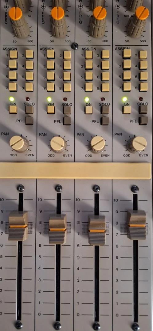 Микшерный пульт Tascam M-520 - миниатюра 9
