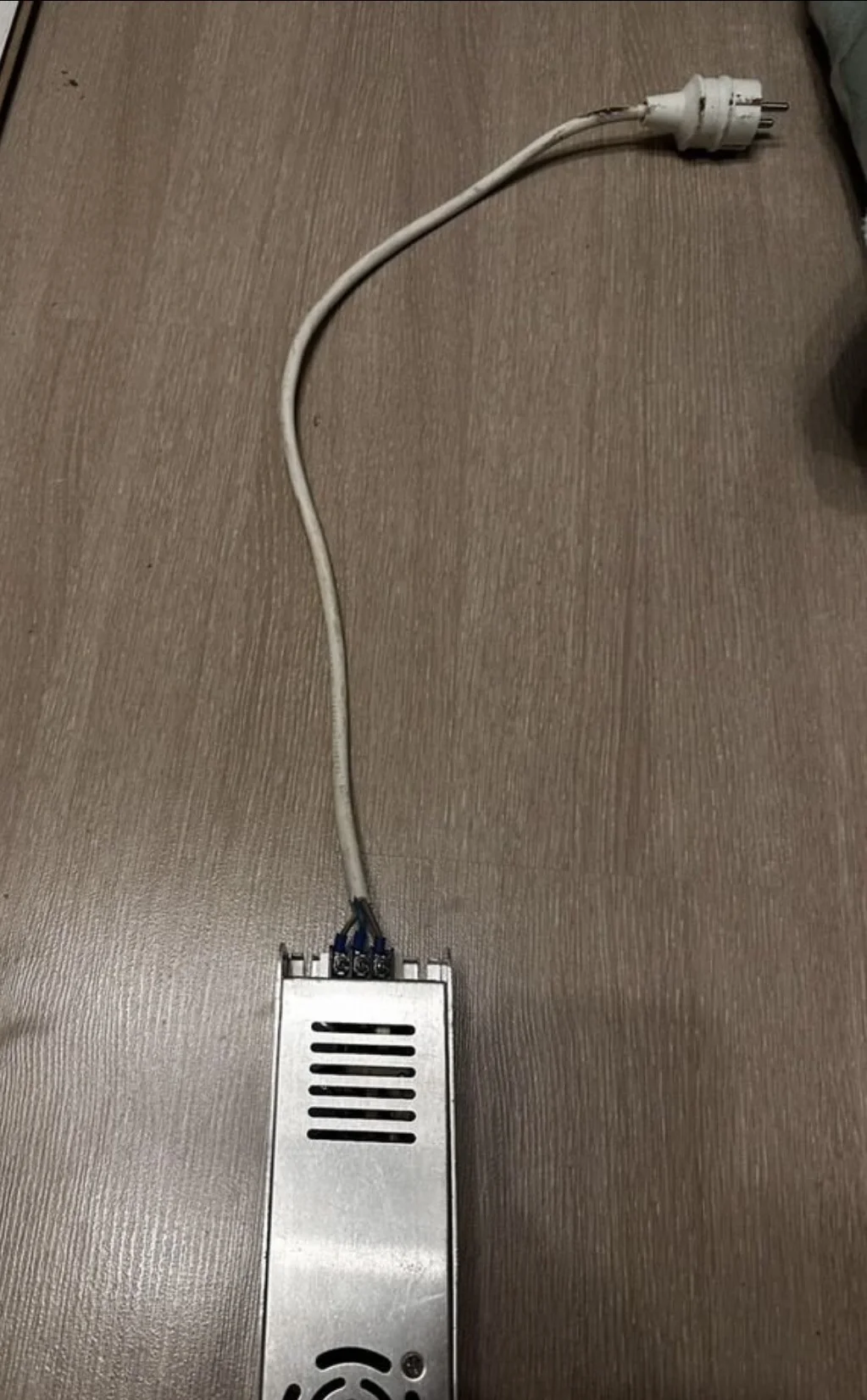 Блок питания для светодиодной ленты 12 V б/у - миниатюра 7