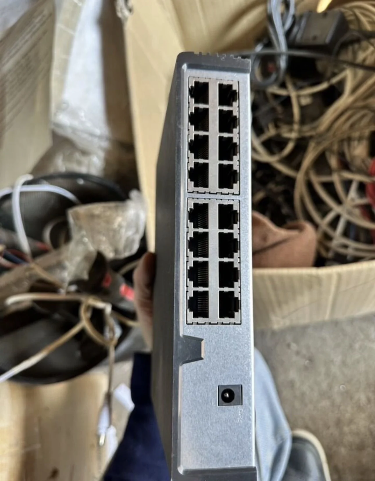 Коммутатор HP V1405-16 Desktop Switch Б/У - миниатюра 2