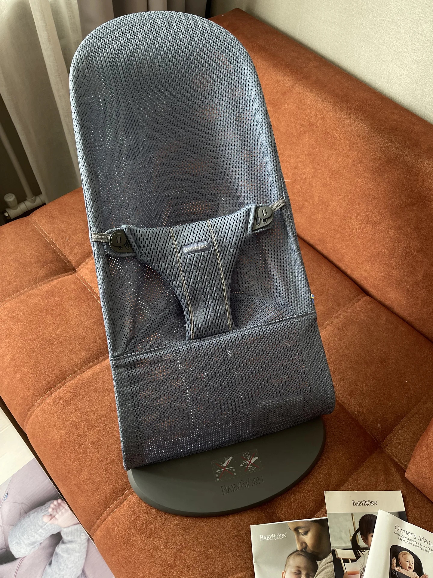 Шезлонг Babybjorn сетка с игрушкой - миниатюра 2