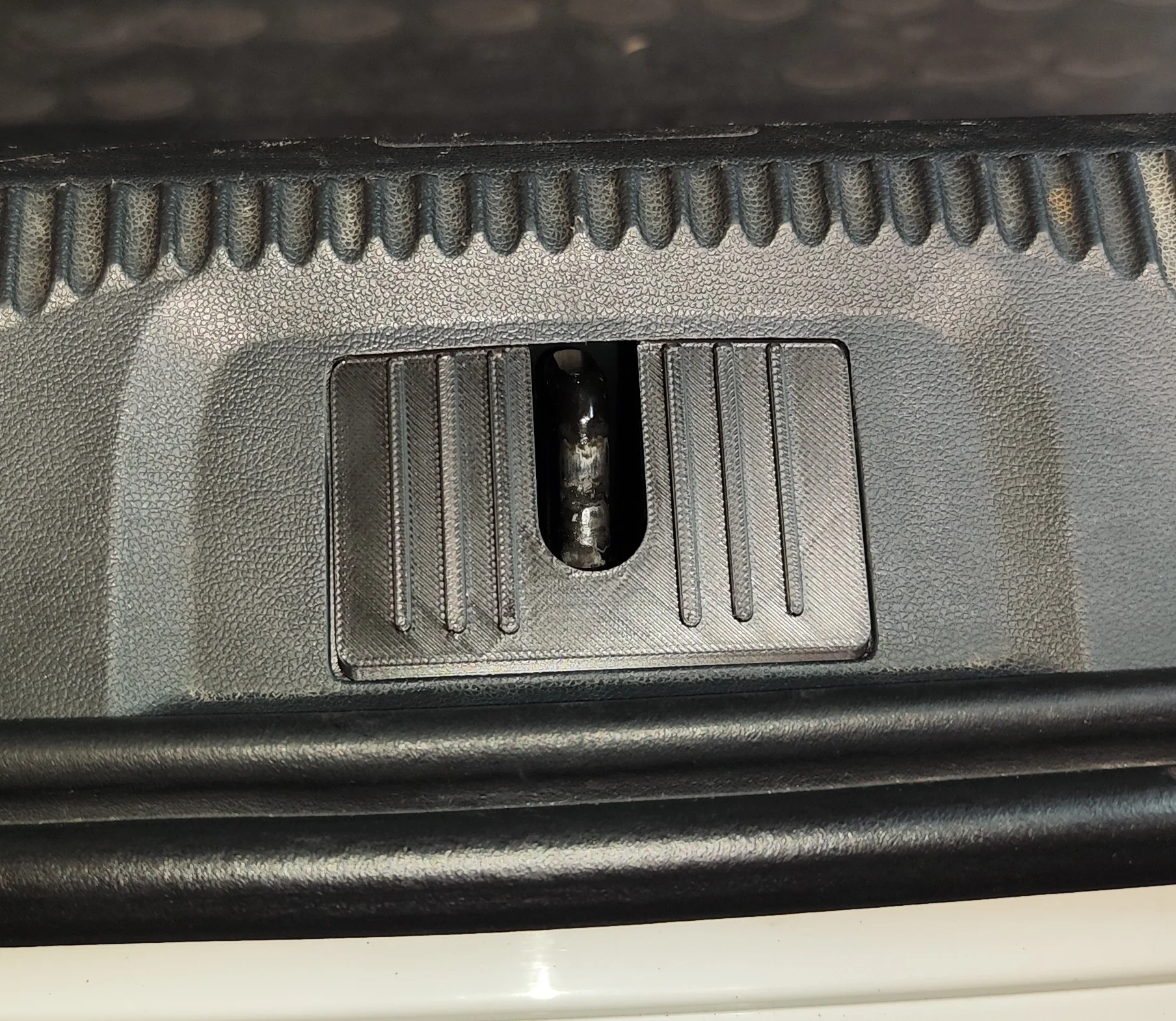 Пыльник замка багажника 1Z586347547H Skoda Octavia A5 - миниатюра 2