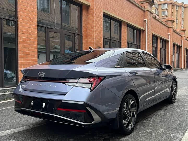 Hyundai Elantra 2023 1.5L CVT Lux Premium Edition - миниатюра 2