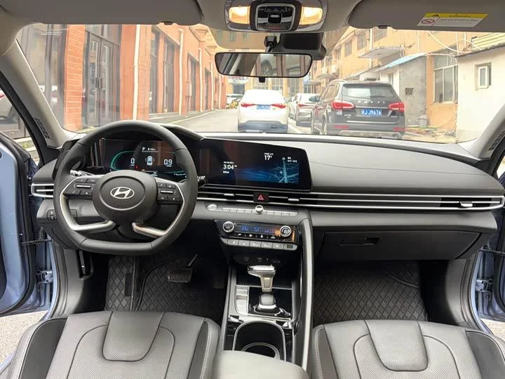 Hyundai Elantra 2023 1.5L CVT Lux Premium Edition - миниатюра 3