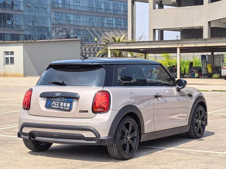 MINI Cooper 2022 1.5T Artist - миниатюра 2