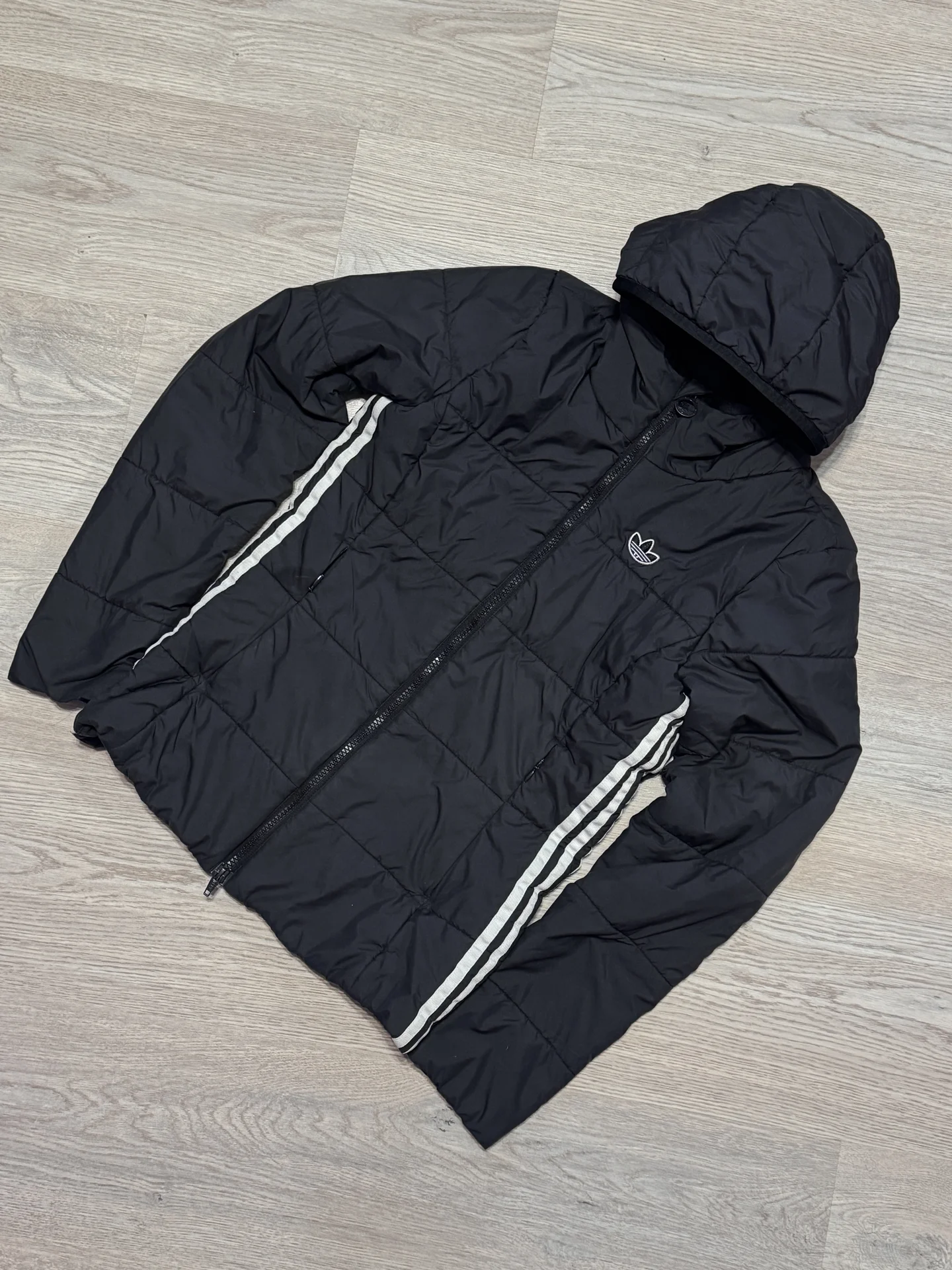 Легкий пуховик Adidas оригинал - изображение 1