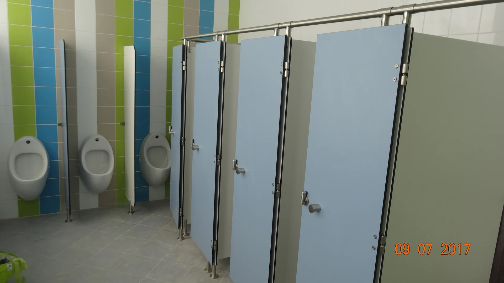 Сантехнические разделительные перегородки HPL (ЛДСП), душевые и писсуарные кабины "под ключ" - миниатюра 5
