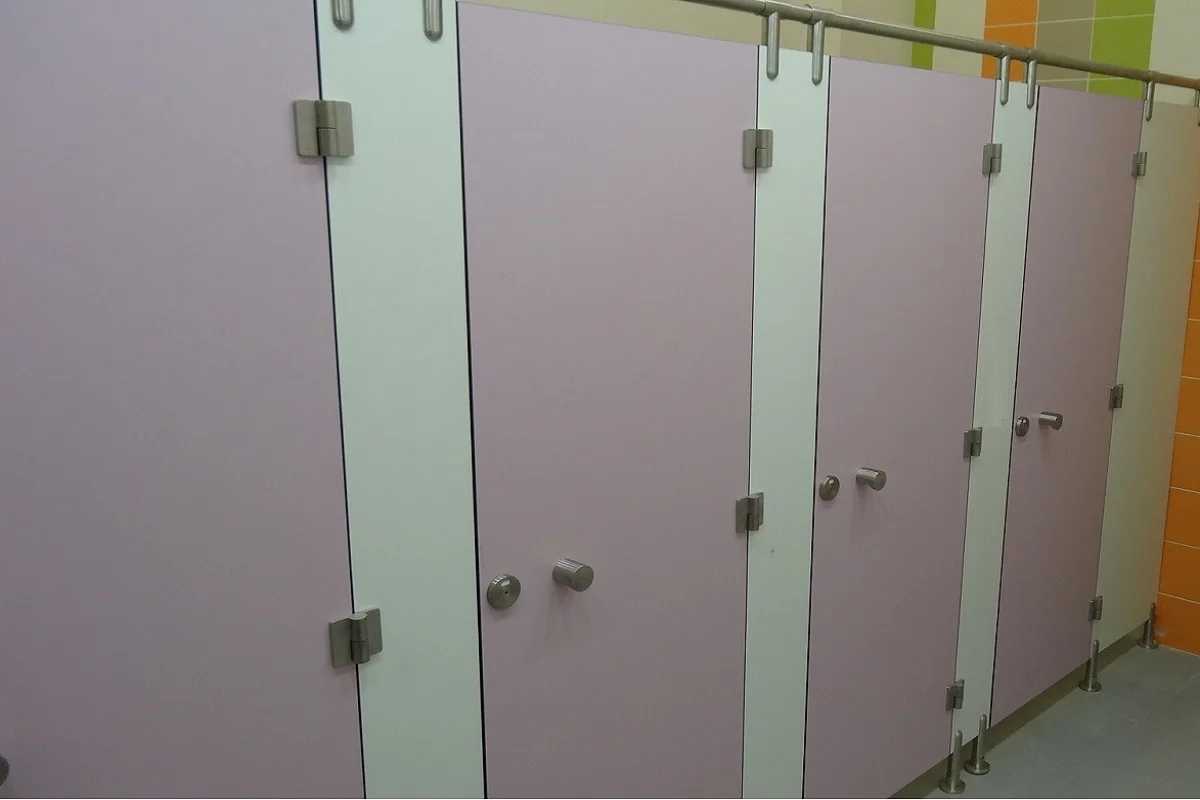 Сантехнические разделительные перегородки HPL (ЛДСП), душевые и писсуарные кабины "под ключ" - миниатюра 6
