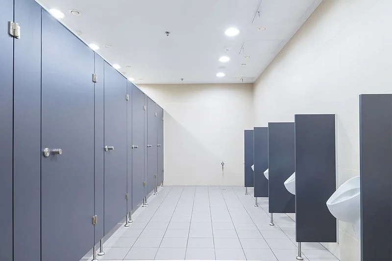Сантехнические разделительные перегородки HPL (ЛДСП), душевые и писсуарные кабины "под ключ" - миниатюра 7