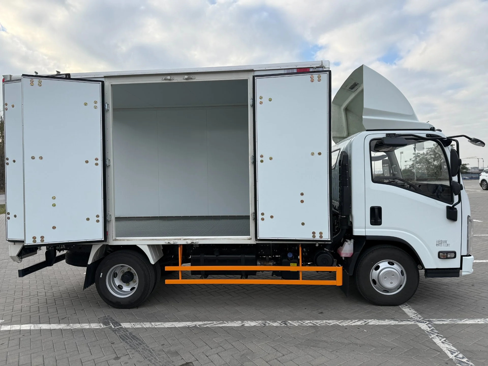 Isuzu Elf 2024г. Изотермический фургон - миниатюра 7