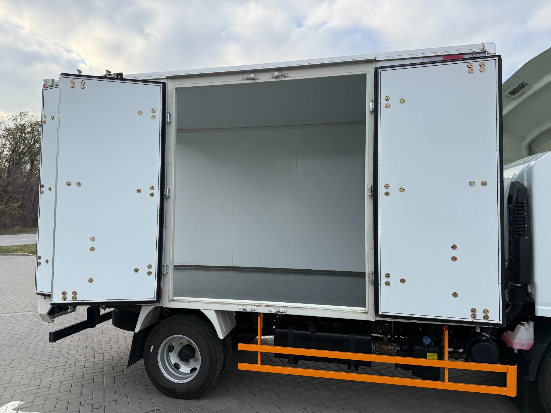 Isuzu Elf 2024г. Изотермический фургон - миниатюра 8