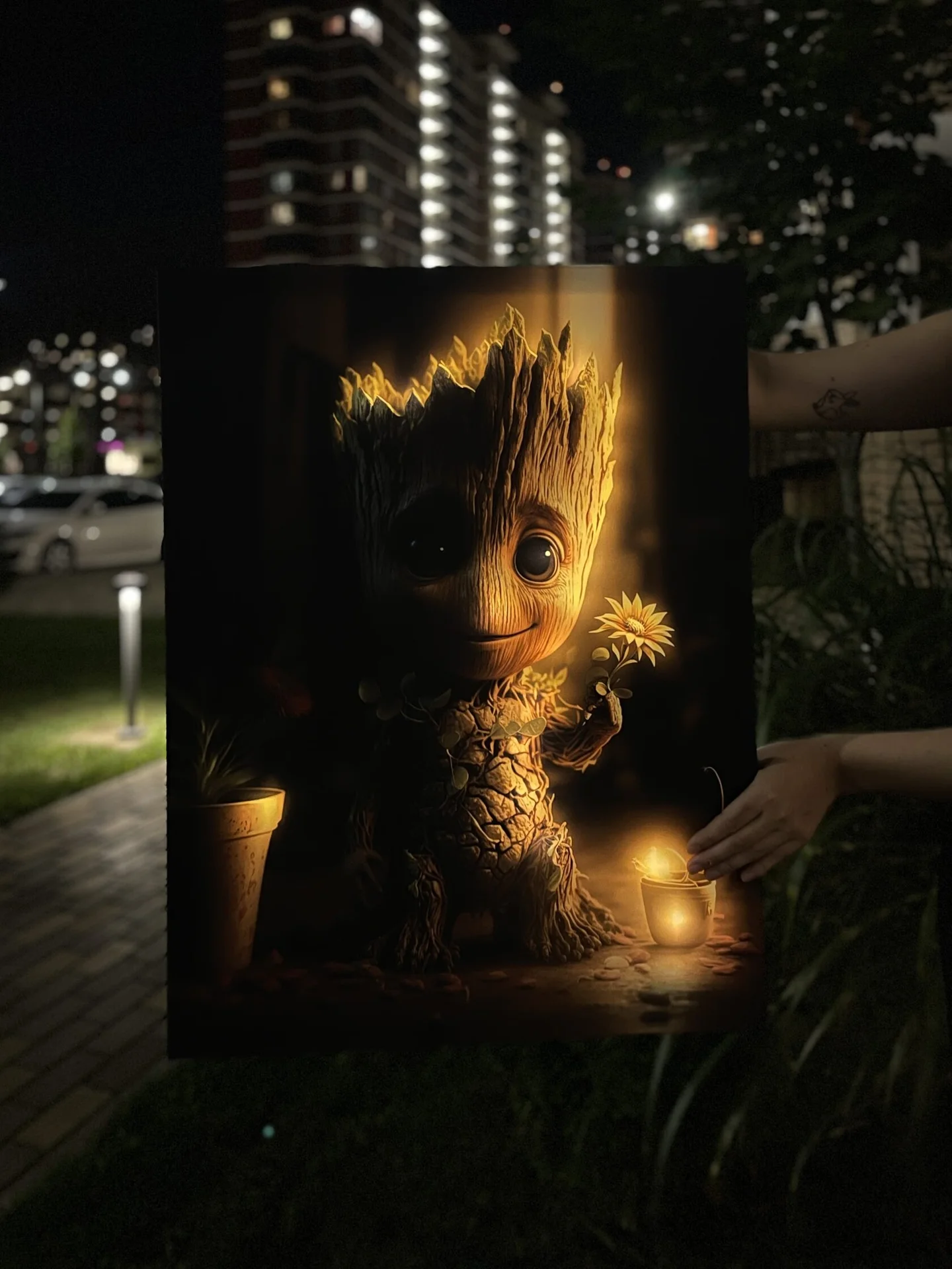 Картина с подсветкой "Грут и его весенний цветок" 65x50 см - миниатюра 2