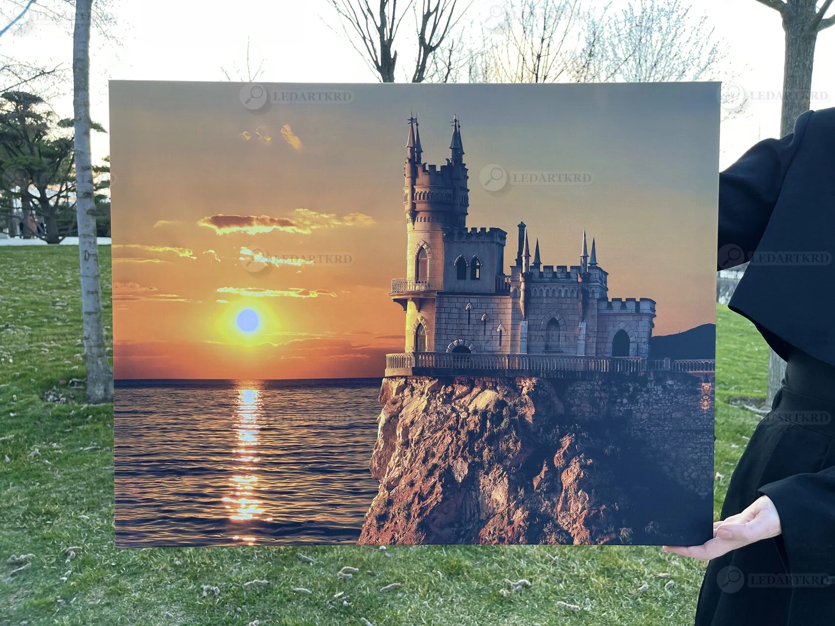 Картина с подсветкой "Ласточкино гнездо: Магия Заката" 50x65 см - миниатюра 5
