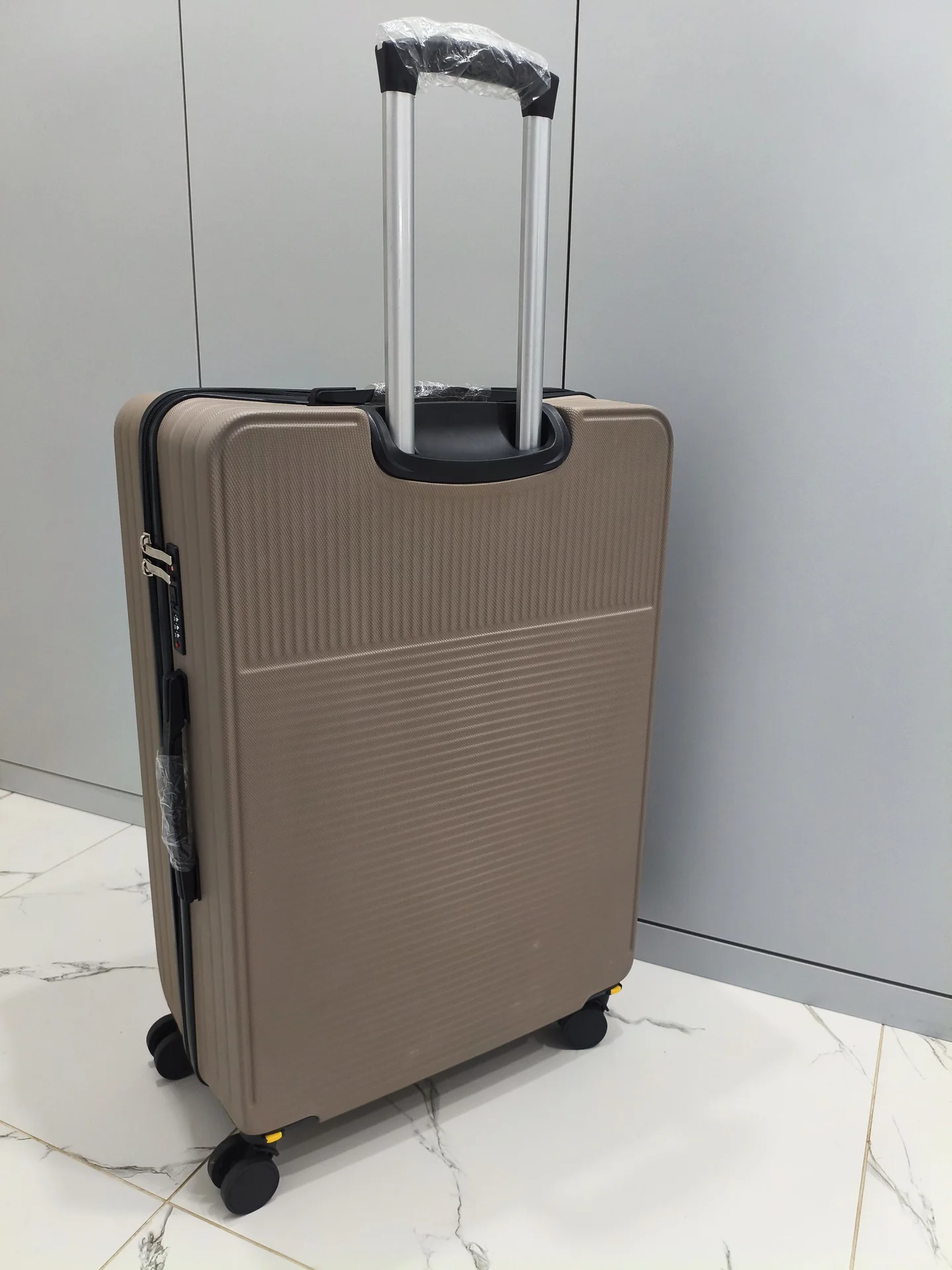 Новый Чемодан на колесах L размер с замком TSA