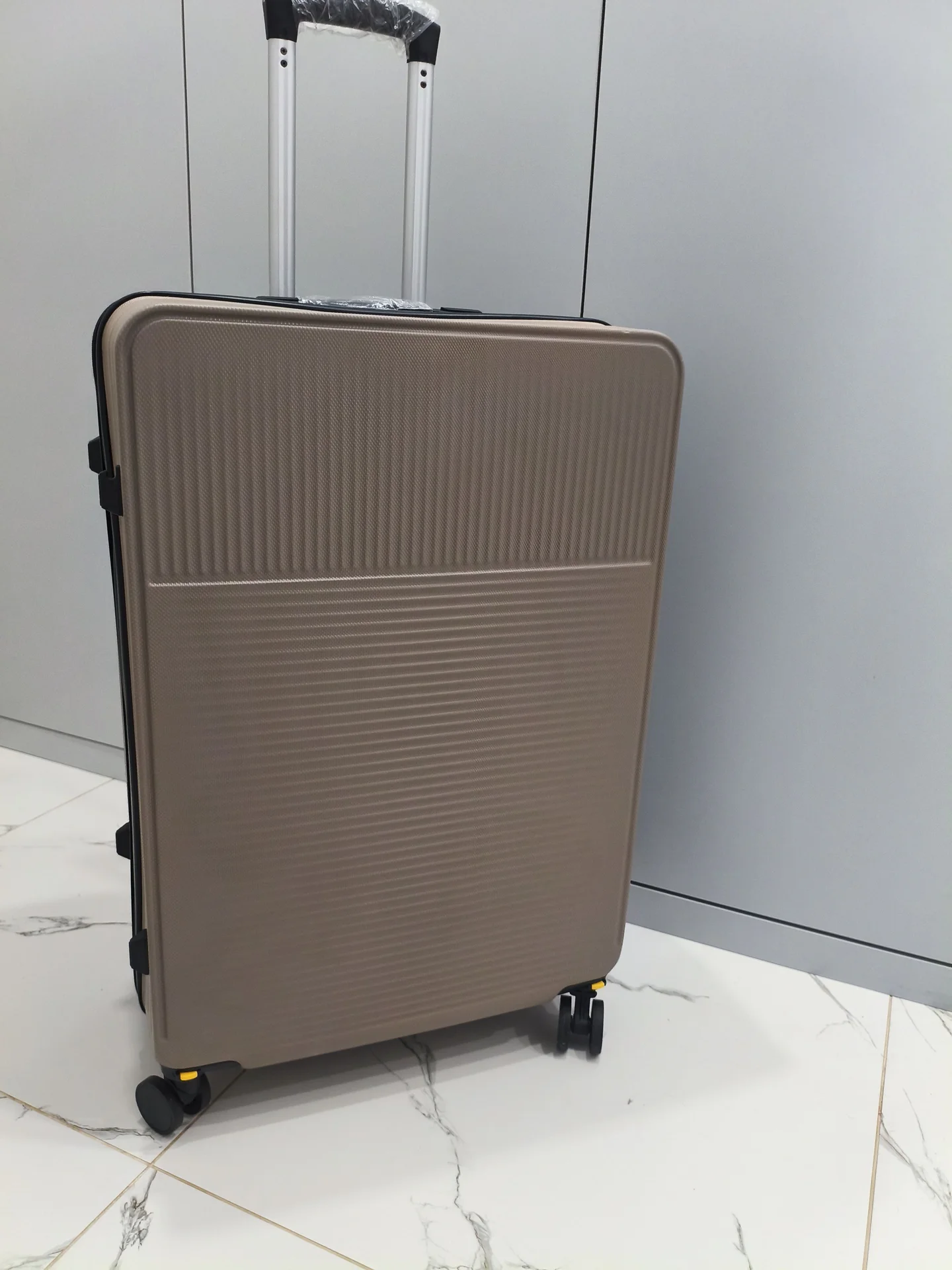 Новый Чемодан на колесах L размер с замком TSA - миниатюра 2