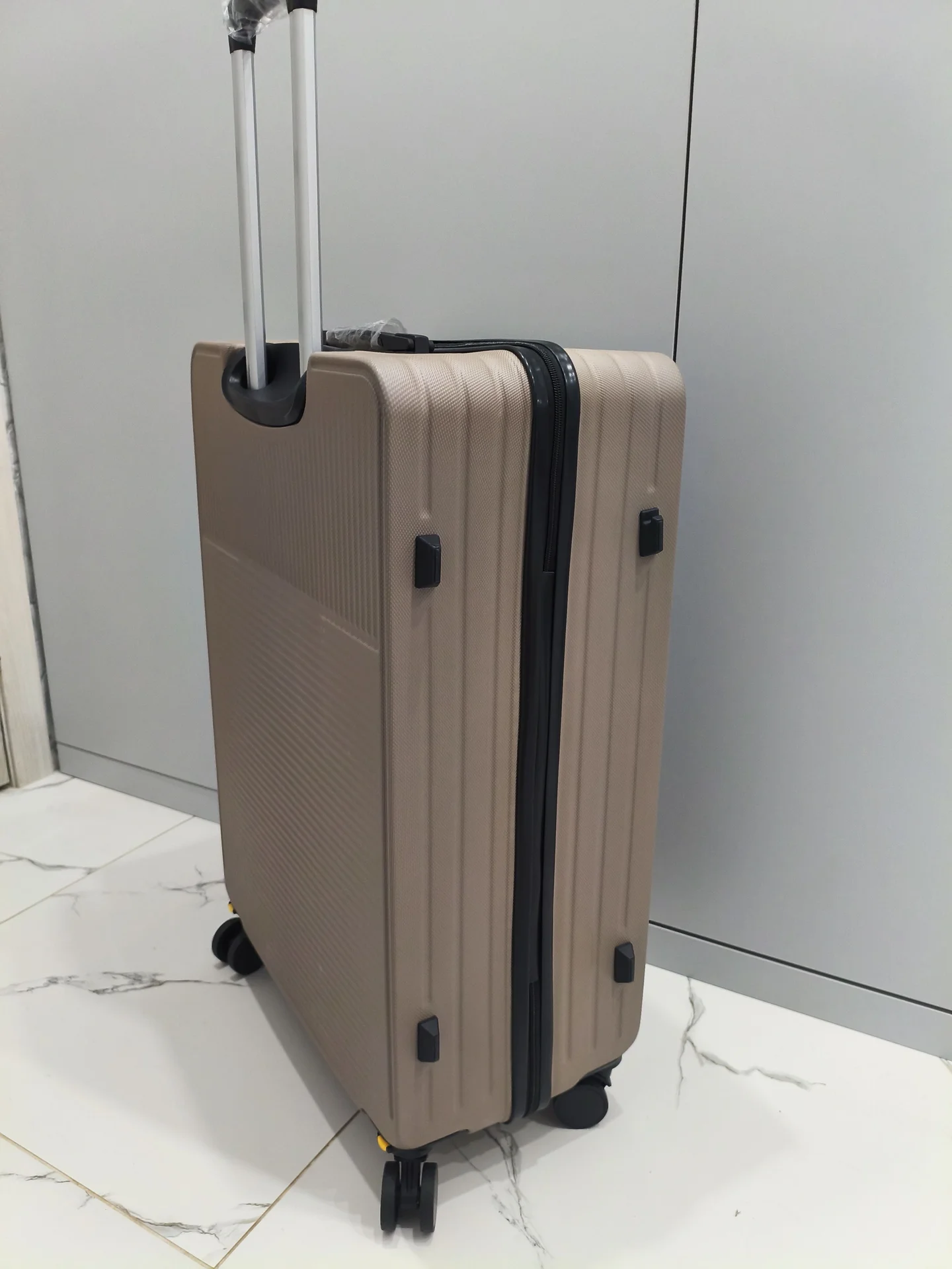 Новый Чемодан на колесах L размер с замком TSA - миниатюра 5