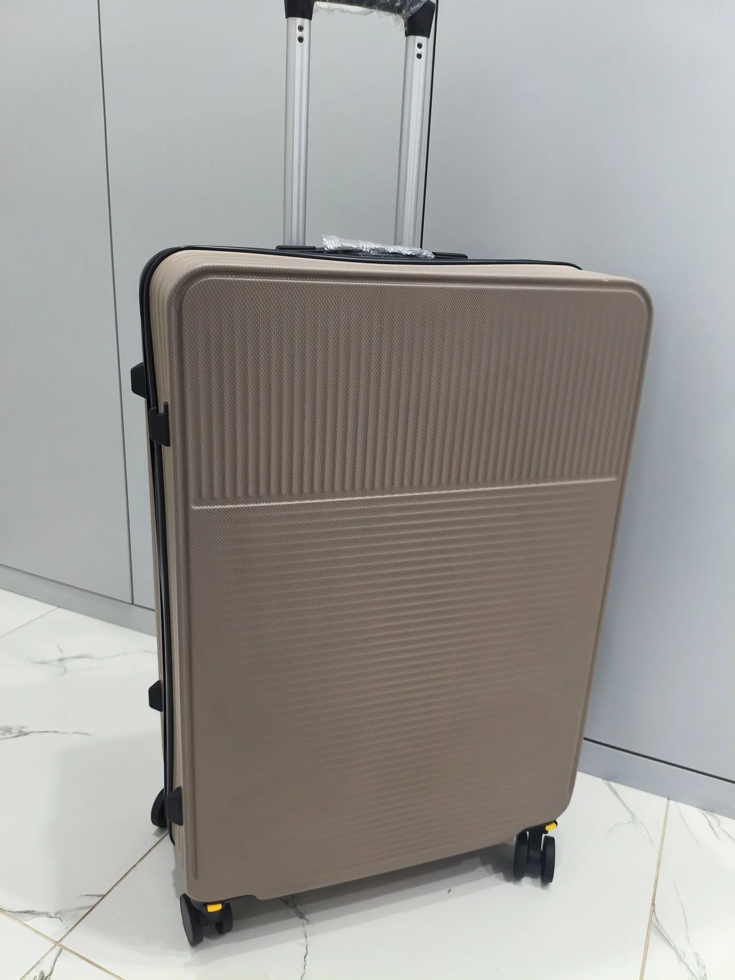 Новый Чемодан на колесах L размер с замком TSA - миниатюра 6
