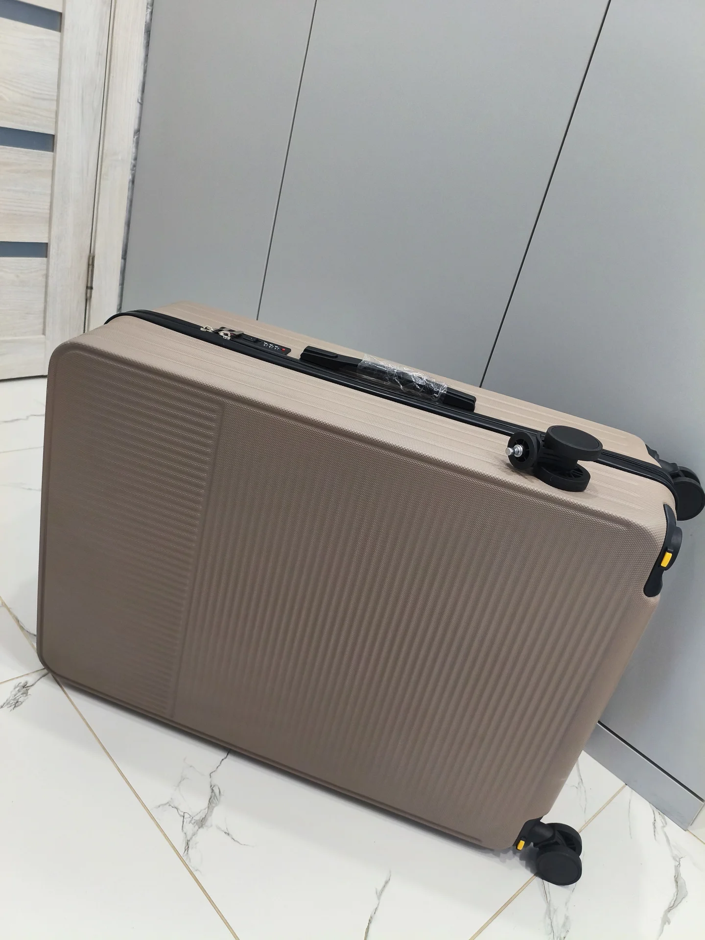 Новый Чемодан на колесах L размер с замком TSA - миниатюра 7
