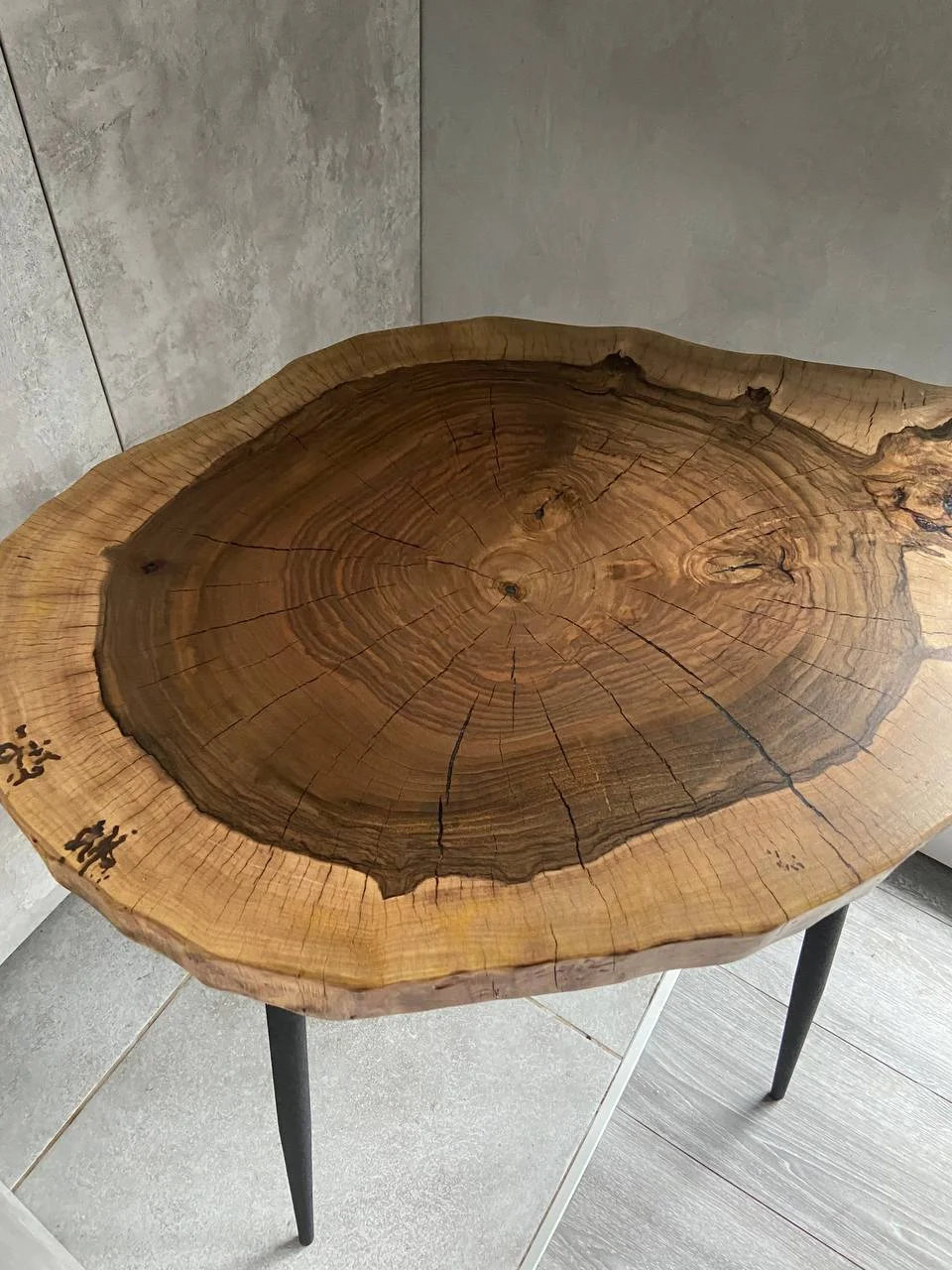 Слэб столик из спила ореха на металлических ножках в стиле лофт залитый эпоксидной смолой - миниатюра 12