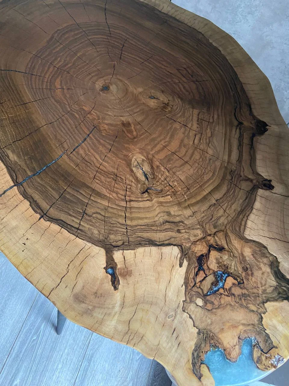Слэб столик из спила ореха на металлических ножках в стиле лофт залитый эпоксидной смолой - миниатюра 15