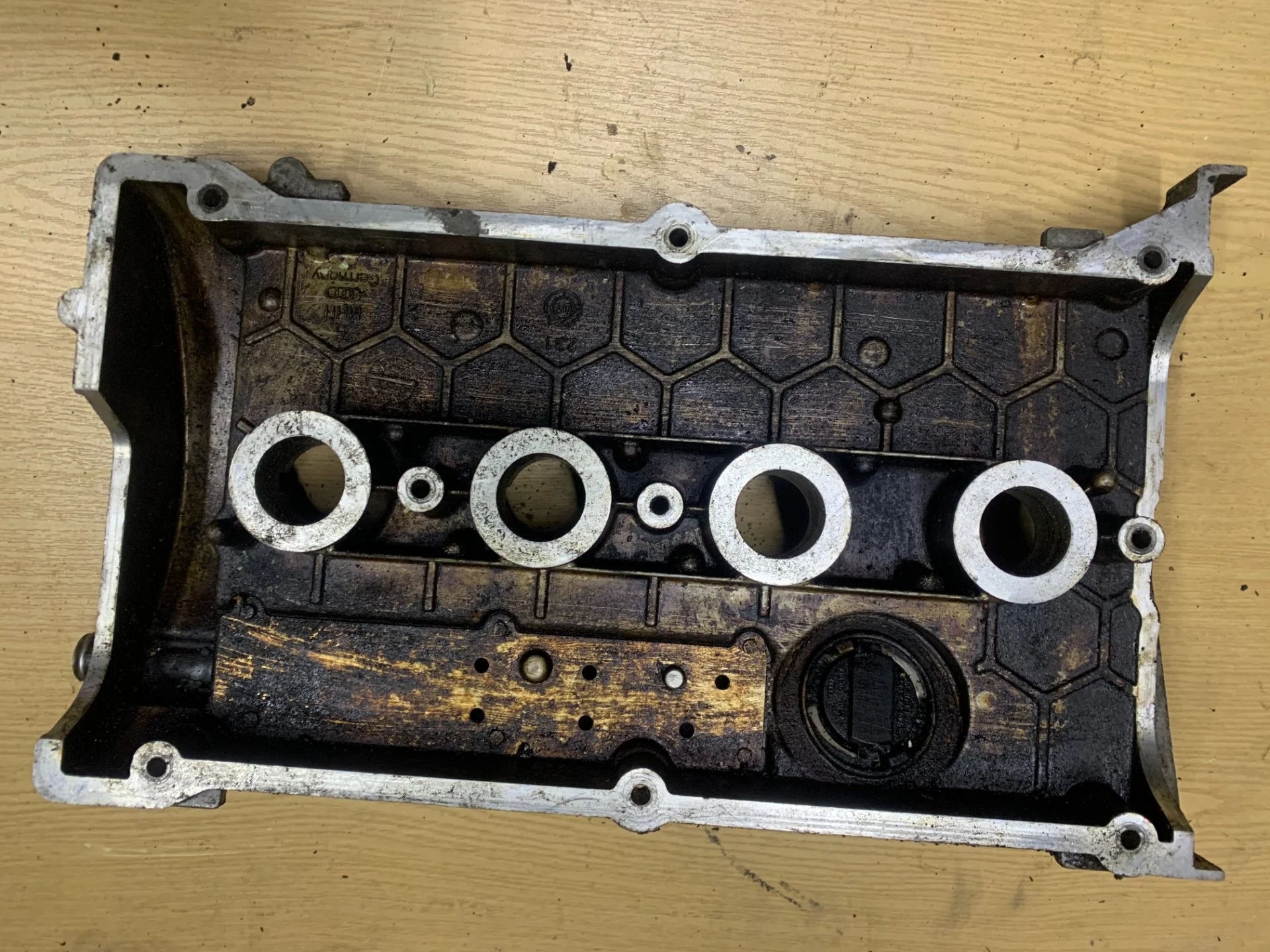 Клапанная крышка VW Passat B5 1.8 06B103469N - миниатюра 2