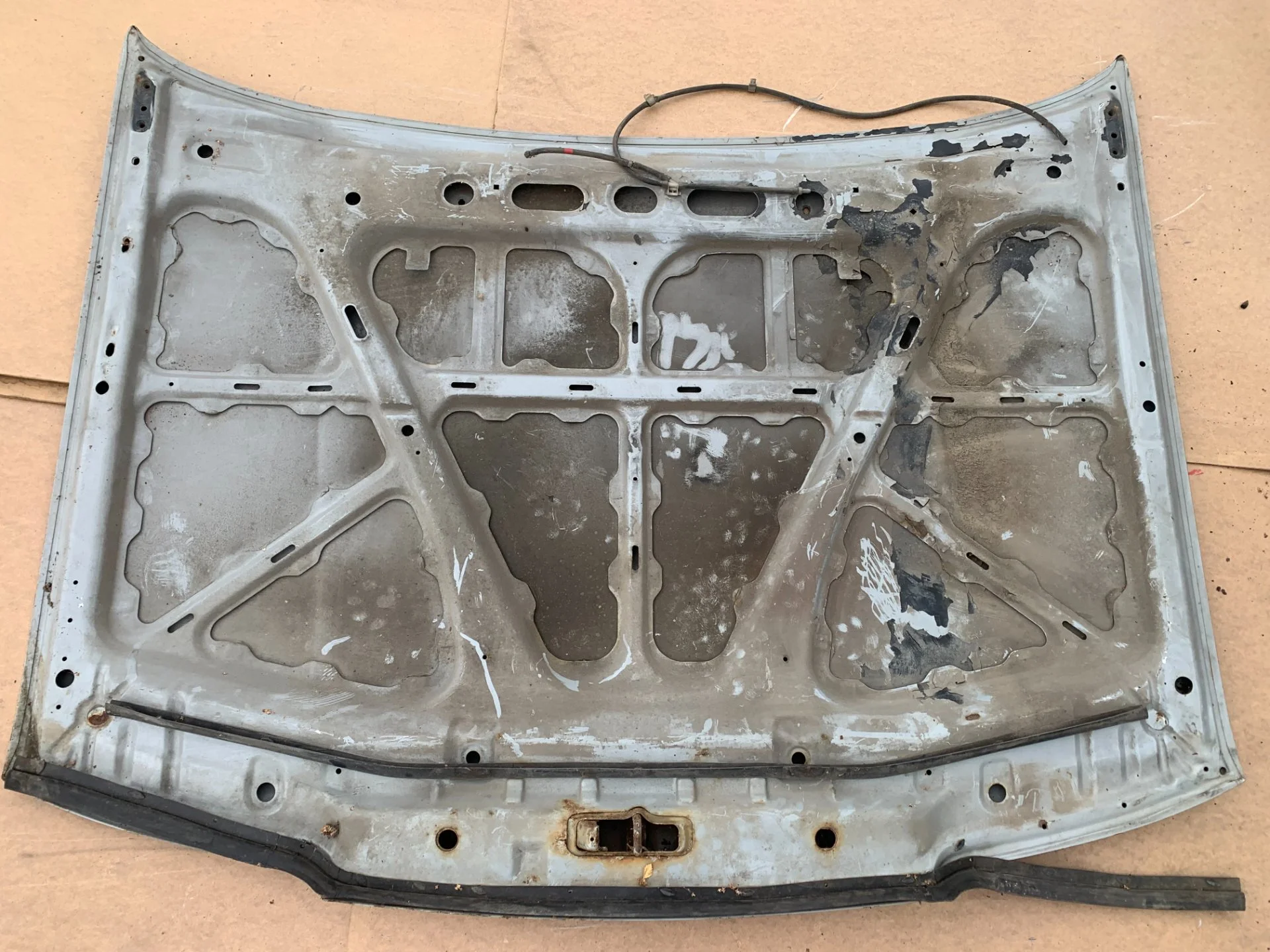 Капот Nissan Primera P10 - миниатюра 6