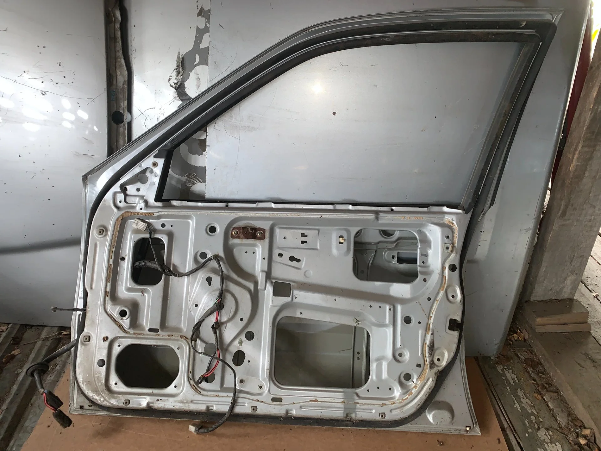 Дверь передняя правая Nissan Primera P10 - миниатюра 2