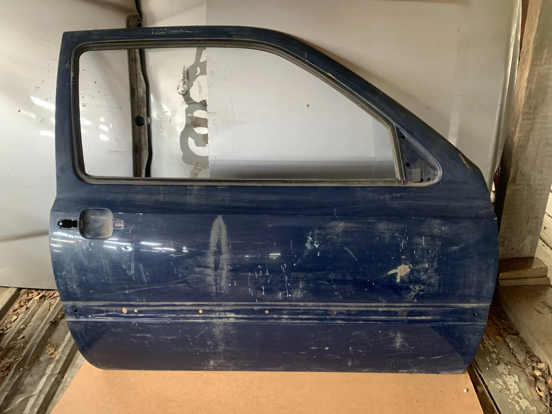 Дверь передняя правая Ford Fiesta 2000 год